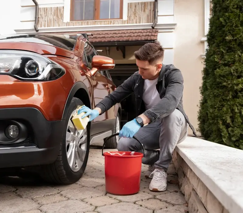 Lavage auto à domicile Pollionnay : professionnel intervenant sur un véhicule